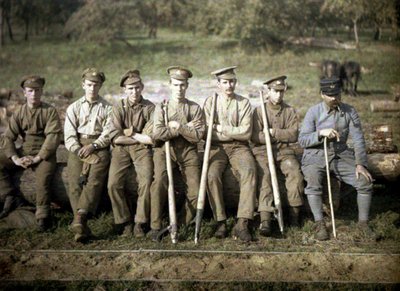 Soldats canadiens avec un crochet à billes assis sur le tronc d